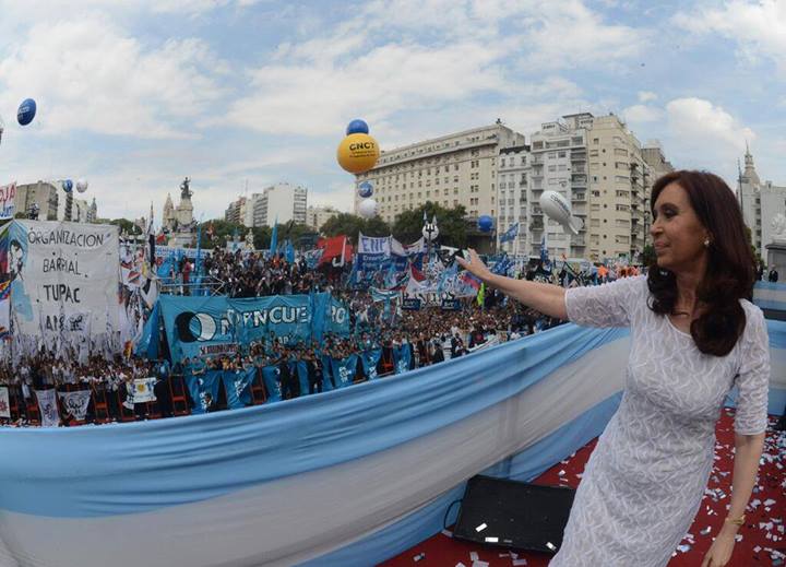 Cristina junto al pueblo