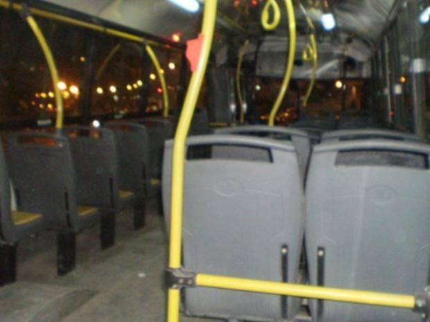 En el colectivo de la líneas 142 se activa el timbre solo.