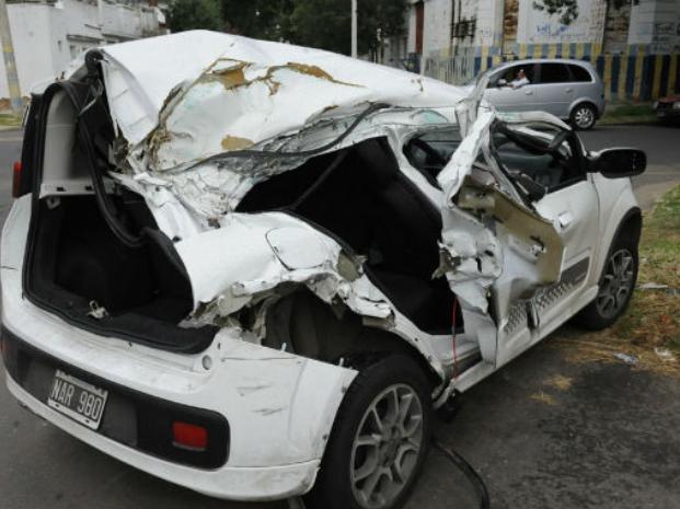 Elocuente. Así quedó el Fiat Uno en el que viajaban los jóvenes tras chocar en Pellegrini y Provinci