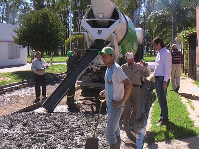 Esteban Ferri presente en al obra de pavimentación de calle San Luis