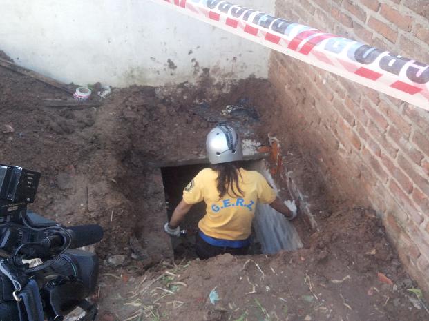 El túnel comienza en una de las habitaciones de la vivienda y sale hacia el exterior, en un terreno 