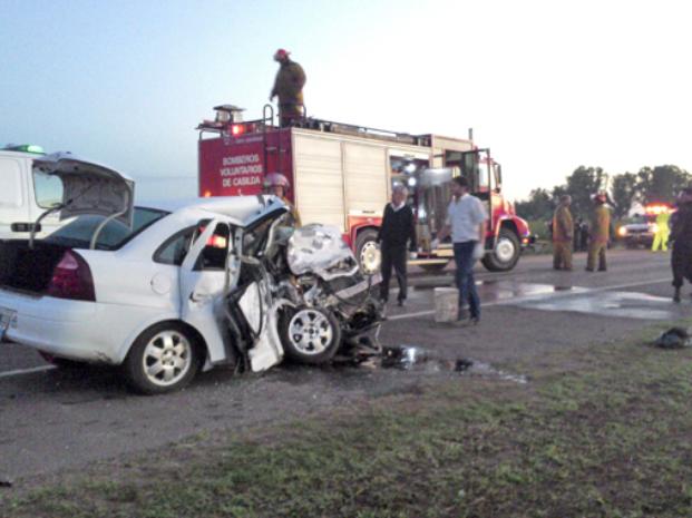 Violento. Bomberos voluntarios y policías despejan la ruta de los despojos del taxi, cuyo chofer mur