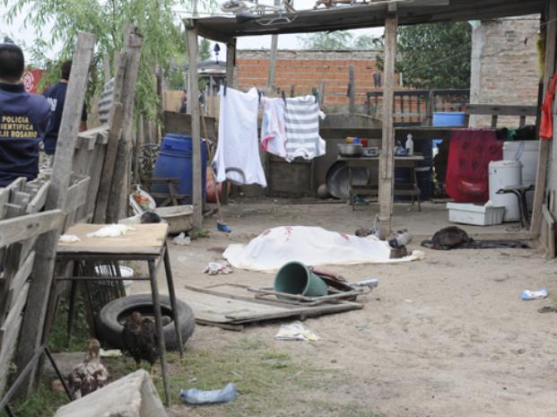 El cuerpo de Carriaga yace sin vida frente a una precaria casilla de barrio la Tablita