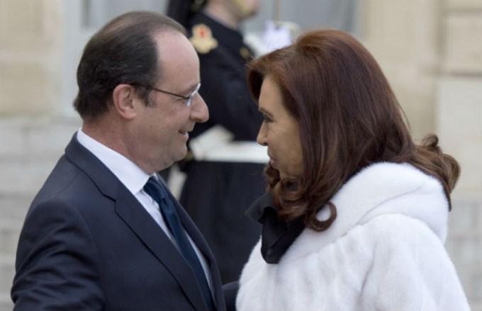 Hollande al encontrarse con la mandataria argentina.