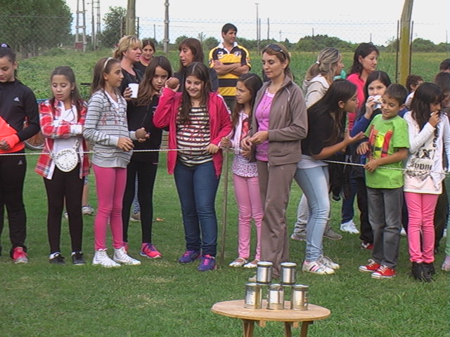 Los niños participaron de juegos clásicos al aire libre