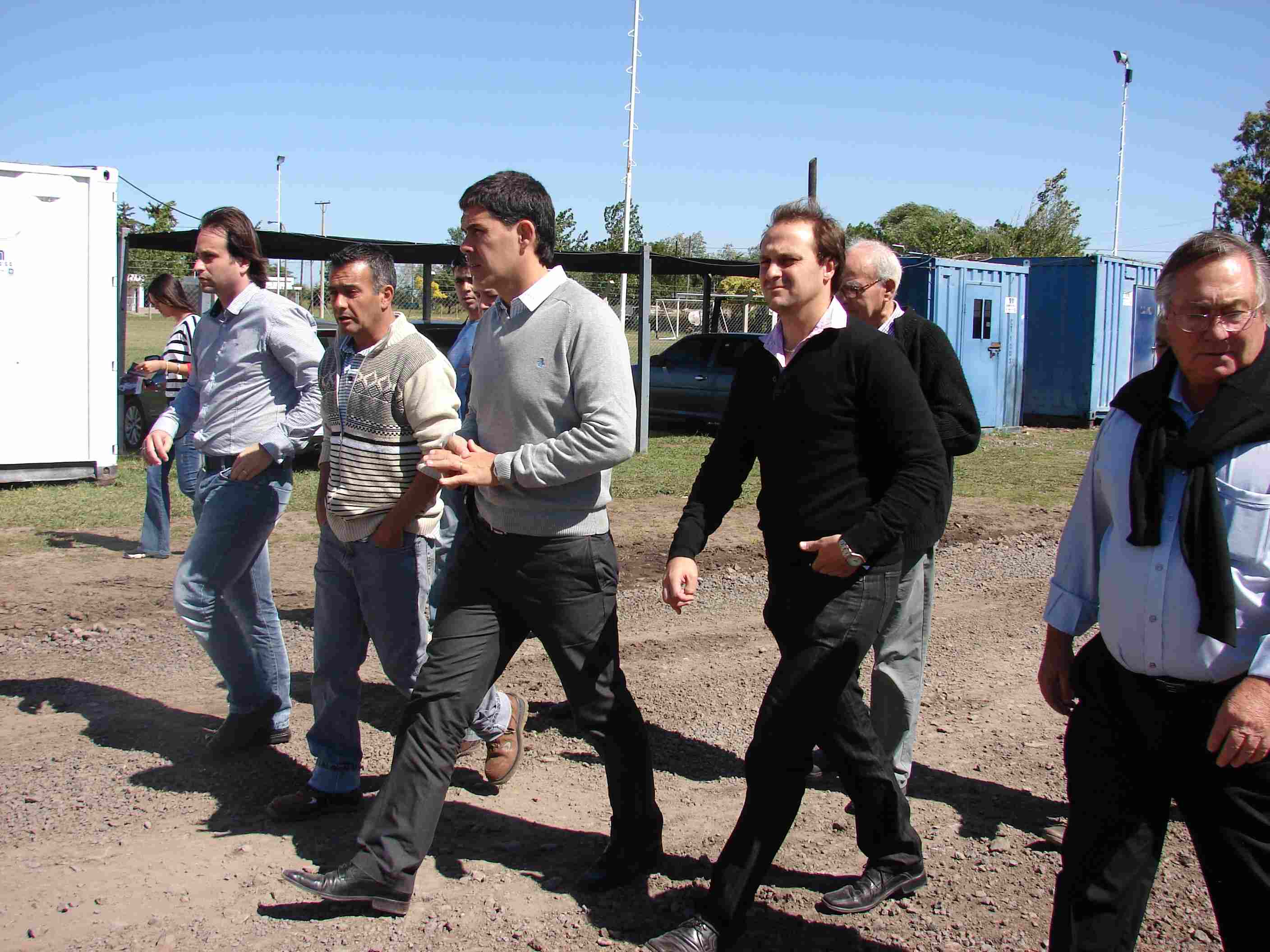 Ramos en el obrador junto a autoridades locales