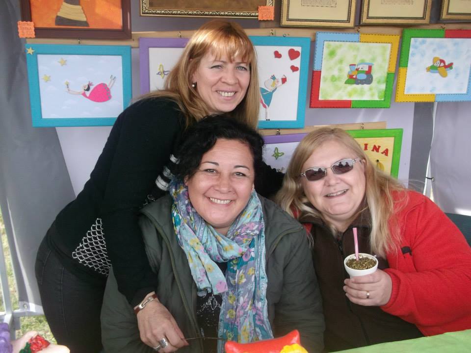 Viviana Giavena entre mates y amigas durante una de las exposiciones 