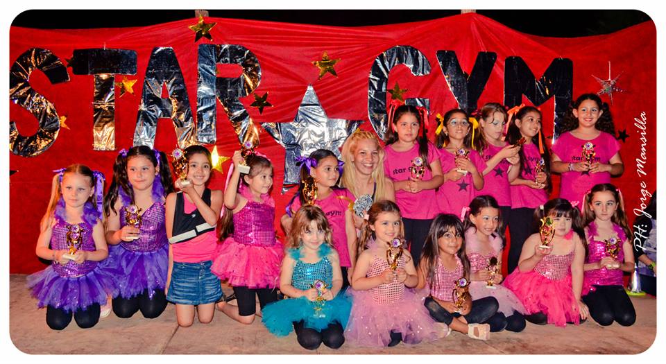 Laura Vega junto a algunas de sus alumnas