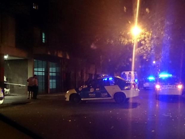 Móviles de la policía se hicieron presentes esta noche en el lugar del hecho. 