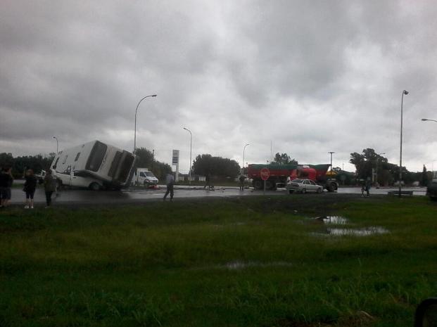 El espectacular triple choque involucró a un camión, un colectivo y una camioneta