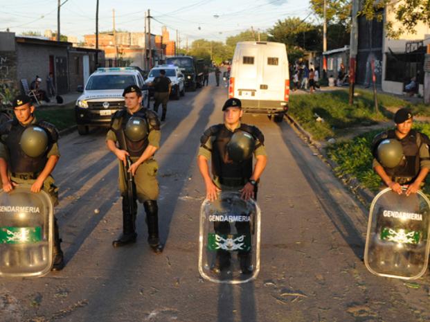 Escudos. Gendarmería en acción en Dr. Riva y Oroño.