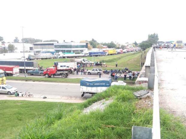 Manifestantes interrumpen el tránsito en los accesos a la circunvalación. 