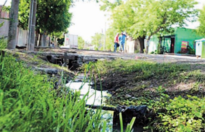 El cadáver de la mujer fue encontrado en un zanjón.