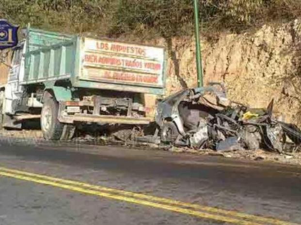 El auto quedó totalmente destruido en la banquina de una zona conocida como Valle de Lerma.