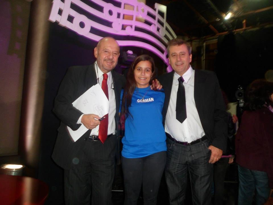 Germán junto a su hija Flavia y a un integrante del jurado 