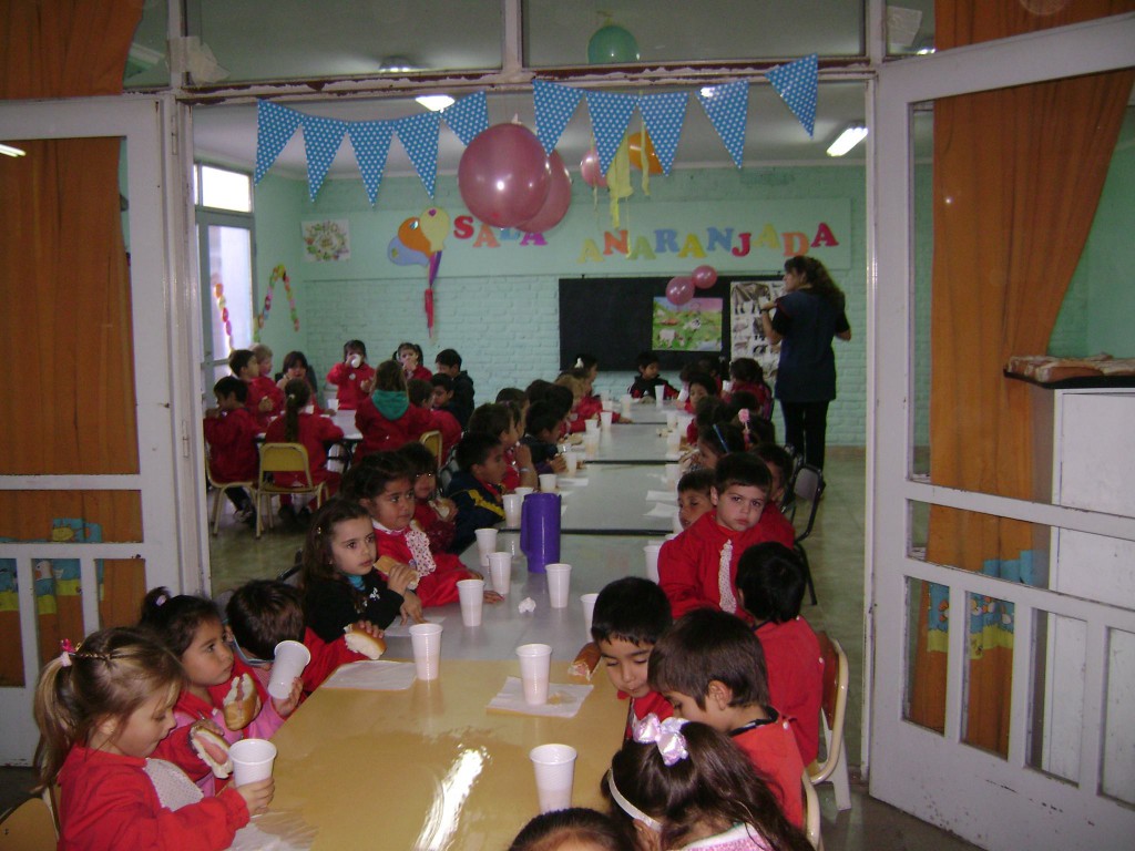 la escuela 144 Juan Larrea festejó con un almuerzo el día de los jardines.  