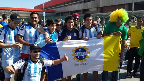 Hinchas de Argentina mezclados con los de Brasil en la previa de la inauguración