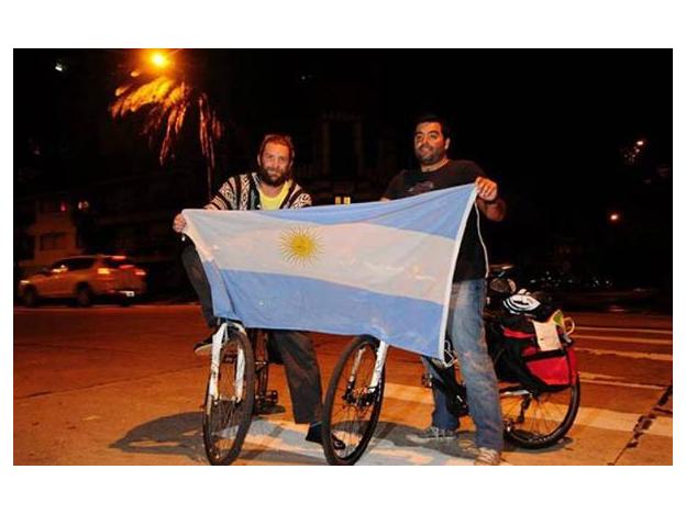 Guida y su amigo Matías Lombroni momentos antes de partir hacia Brasil.