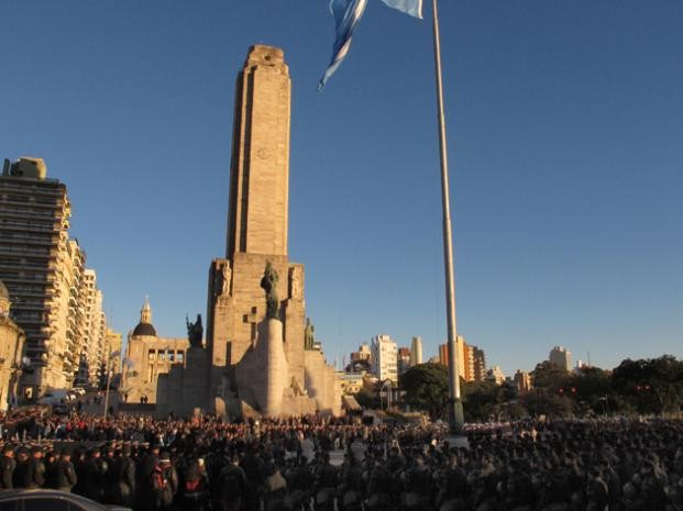 El inicio del acto contó con la presencia de efectivos militares, policiales,y otros organismos de s