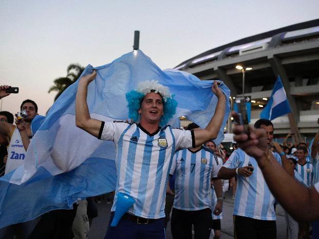 La hinchada. Frente al Maracaná, un grupo de argentinos festeja ruidosamente el primer triunfo argen