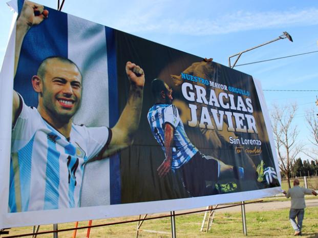 En el ingreso sur a San Lorenzo se colocó un cartel gigante en homenaje a Masche.