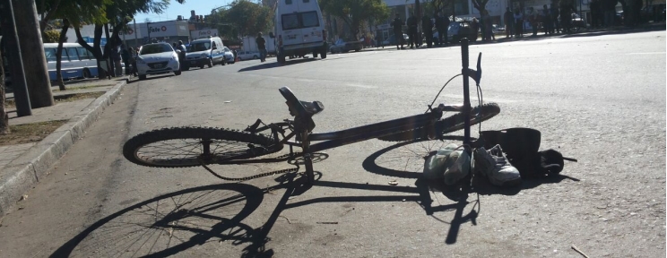 El ciclista habría perdido la estabilidad tras embestir uno de los espejitos de la ambulancia. 