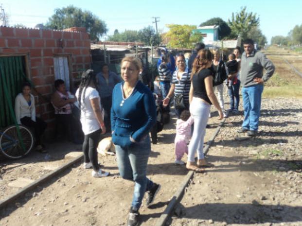 Los barrios San Francisco y Virgen del Luján se levantan junto a las vías del ferrocarril.