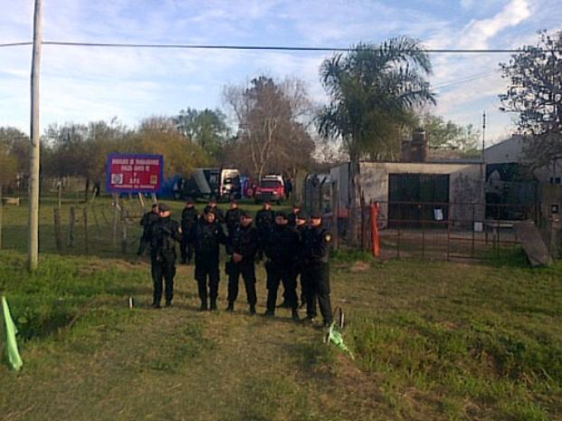 La policía custodia la vivienda en cuyo fondo fue encontrado el pequeño Lihuén.