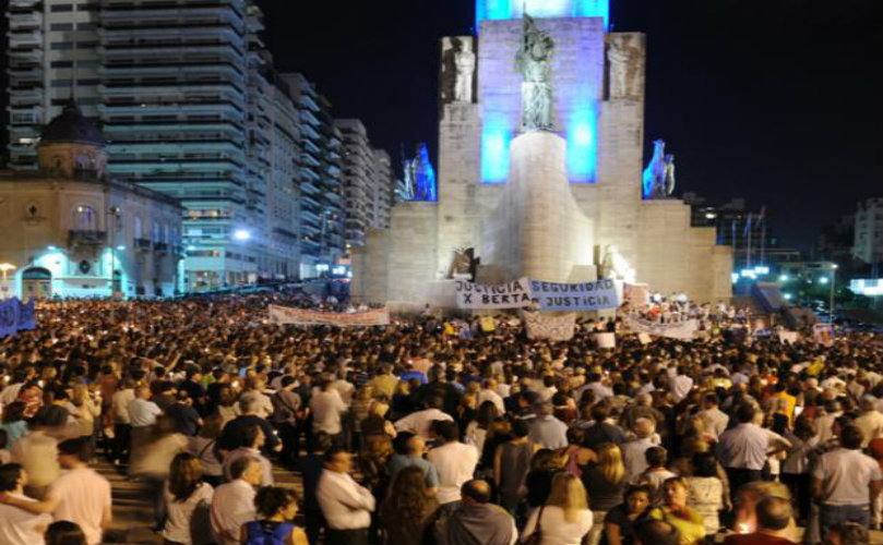 Una multitud en el monumento