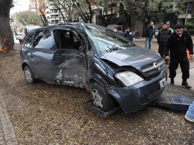 Así quedó el vehículo siniestrado sobre la avenida Belgrano