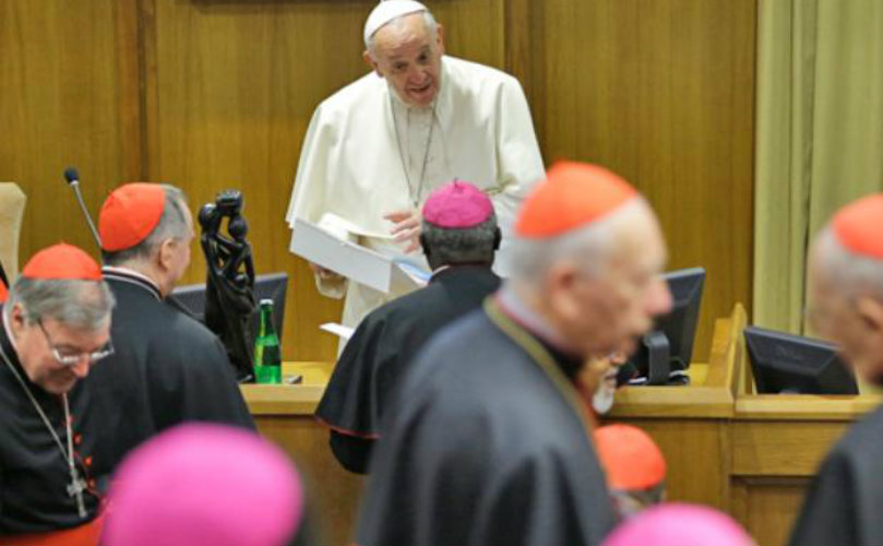 Fin de la discusión. El Papa Francisco en el momento en que los padres sinodales se levantan de los 