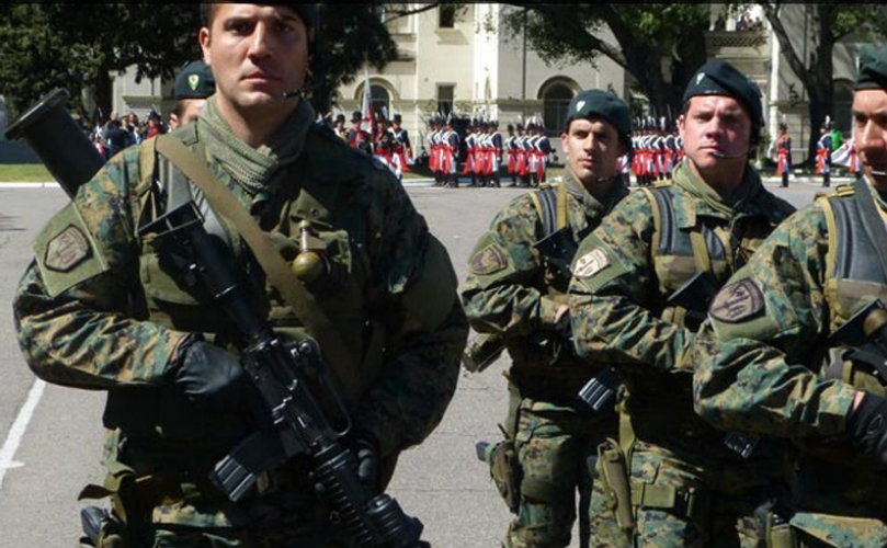 Más gendarmes y policías patrullando las calles, con el apoyo del Ejército.