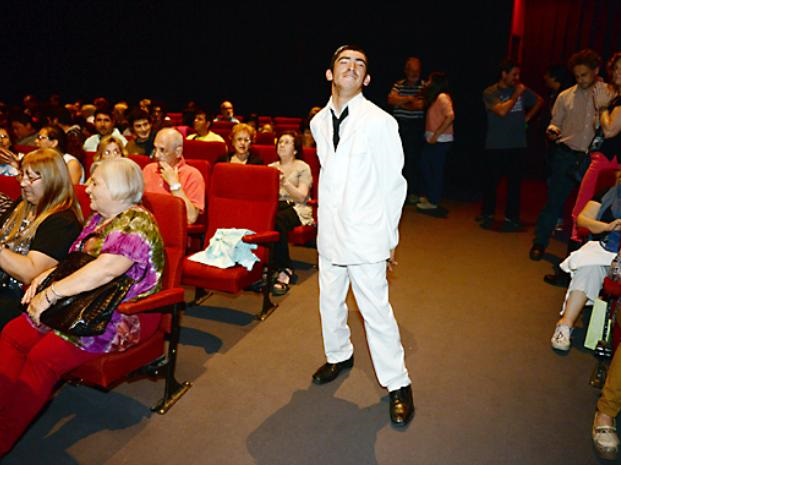 “Panchito”, emocionado y de punta en blanco, “supervisaba” ayer la ocupación de la sala