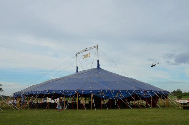 La carpa esta montada sobre la calle Lisandro de la Torre