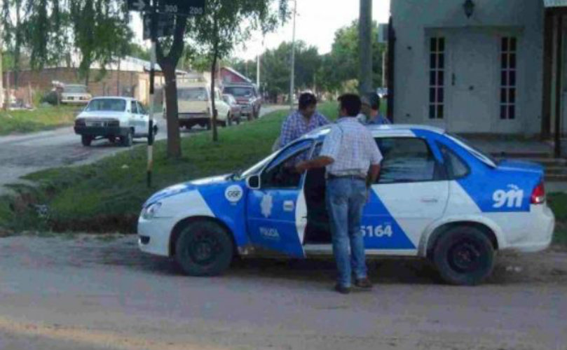 Efectivos de la policía de Venado Tuerto, en la escena del crimen