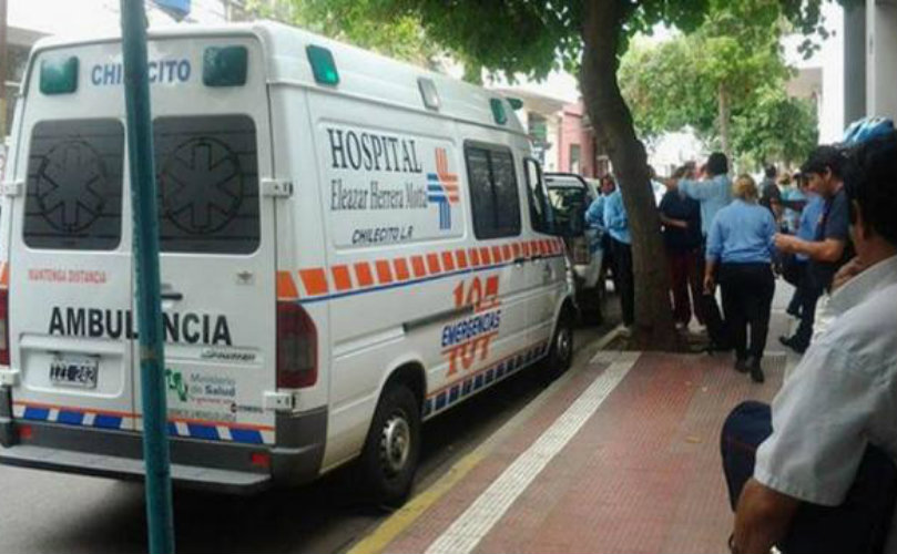 Lo dejaron encerrado en una ambulancia para hacer compras