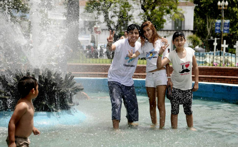 Manifestantes resistían el temporal con sus bombos y banderas