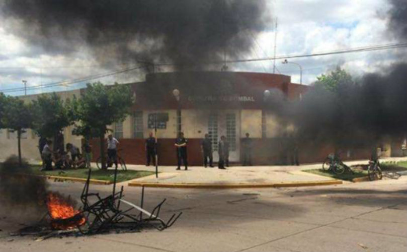 Además de neumáticos, los agresores incendiaron sillas y mesas que sacaron del salón cultural