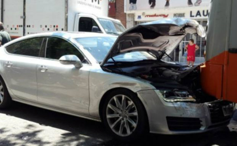 El Audi A7 golpeó contra el sector trasero del colectivo, luego de que el conductor se desvaneciera 