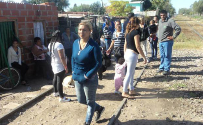 A un metro cincuenta de las vías. Los asentamientos ilegales de familias están sobre terrenos del fe