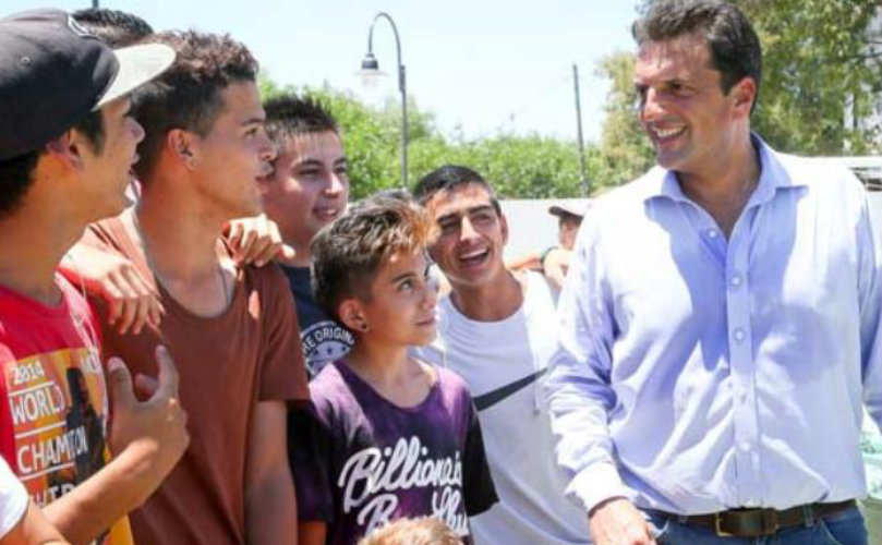 Sergio Massa durante la recorrida al polideportivo inaugurado en el municipio de San Fernando.