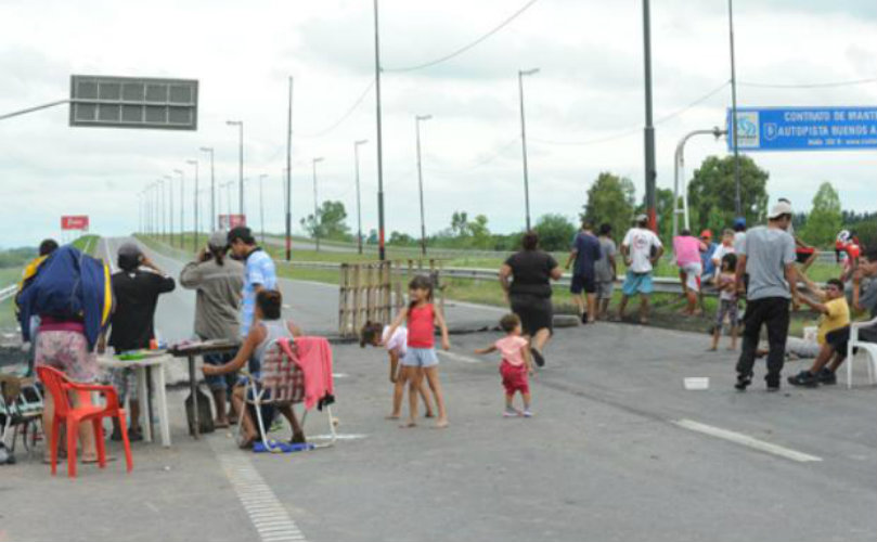 El caos vehicular y la indignación de centenares de automovilistas no disminuyó.