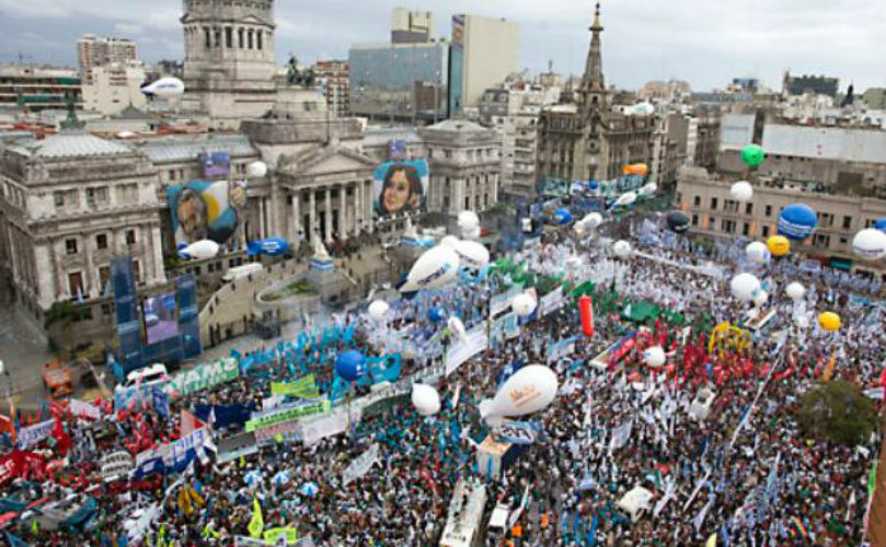 Multitud. Militantes y simpatizantes kirchneristas coparon la plaza frente al Congreso para respalda