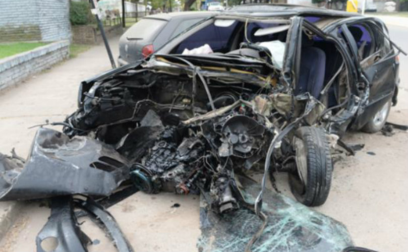 Destrozado. Así quedó el Peugeot 206 tras impactar contra un camión.