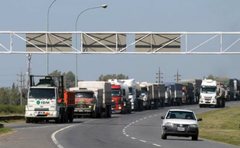 Pandemonio. La ruta 11 mostró esta semana una gran congestión, que se suma al mal estado de la calza