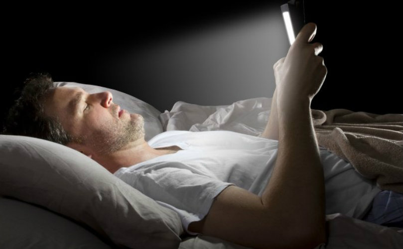 Las luces emitidas por los dispositivos electrónicos pueden interrumpir el sueño