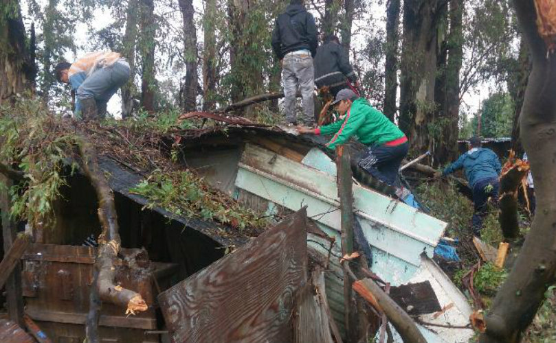 Panorama desolador en el lugar del accidente. La casilla donde vivía la víctima quedó totalmente des