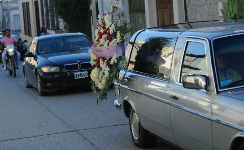 Cortejo. La caravana que acompañó a los restos de Iván Lacco. La imagen se reprodujo varias veces ay