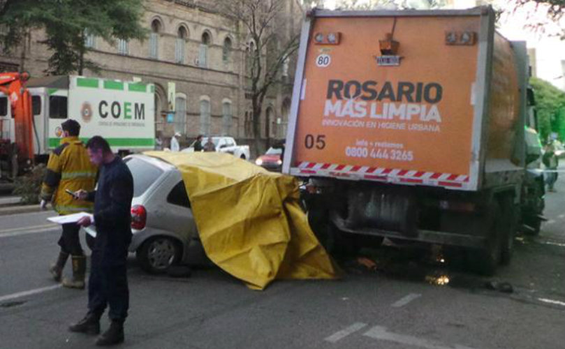 Un Corsa se metió debajo del camión recolector