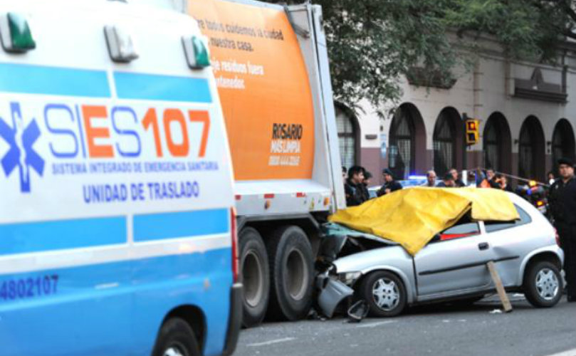 Aporte valioso. Una mujer que se bajó del colectivo en Pellegrini y Entre Ríos observó el paso del C